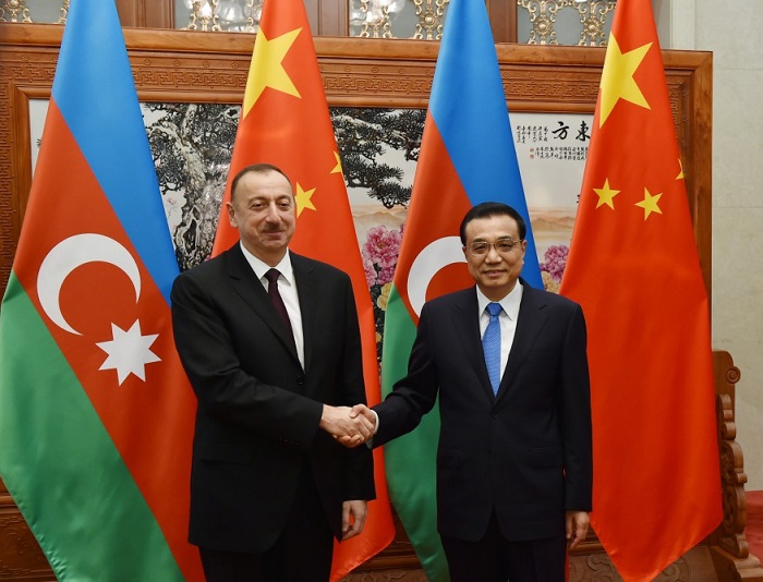 Aserbaidschans Präsident Ilham Aliyev trifft sich mit dem Premier des chinesischen Staatsrates Li Keqiang